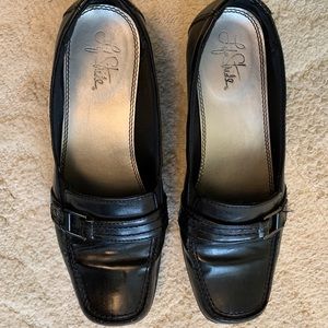 Black leather pumps with buckle